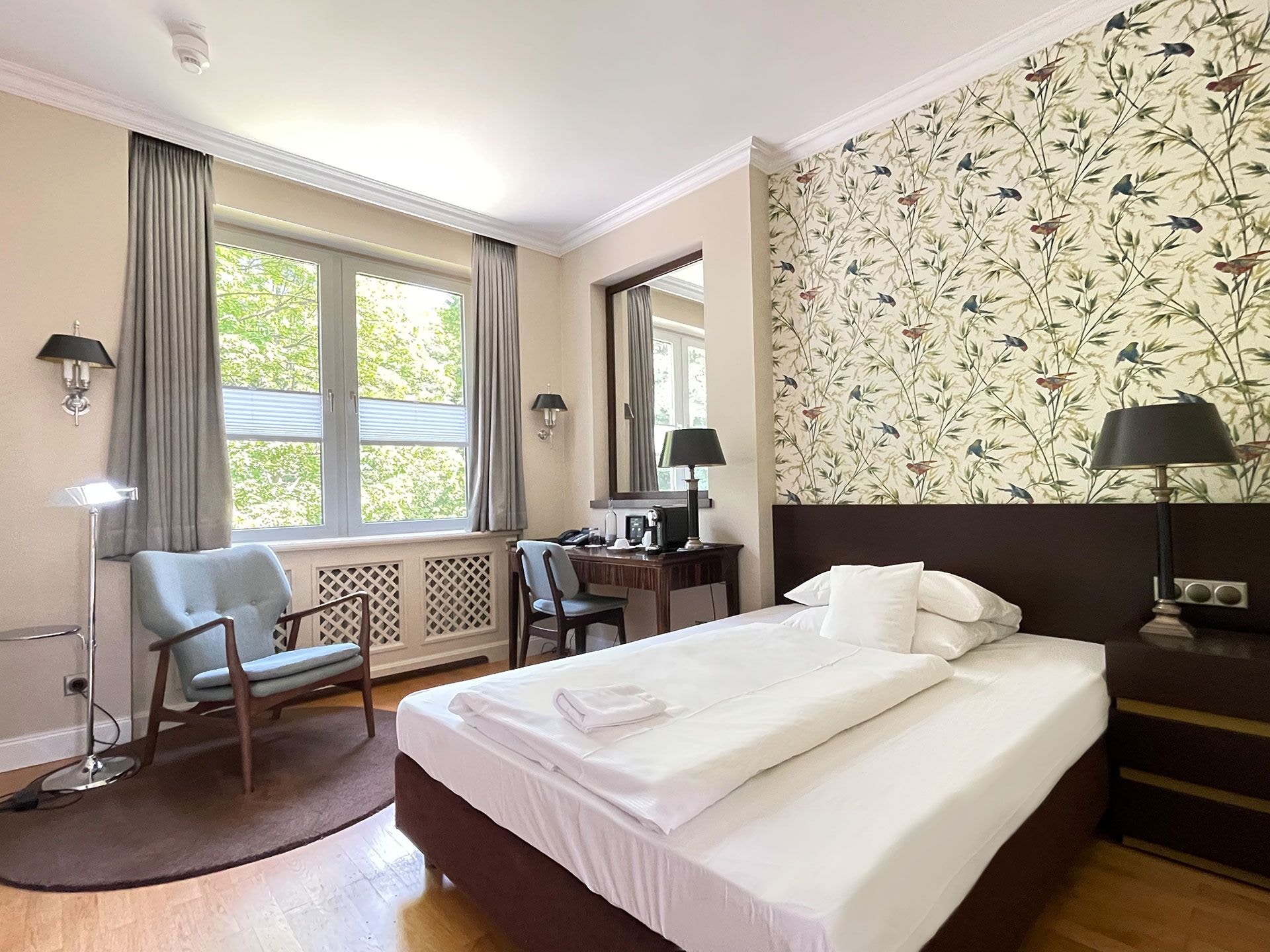 Superior, Single, Queen Bed