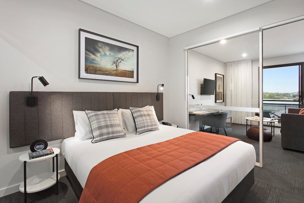 Deluxe, King Bed