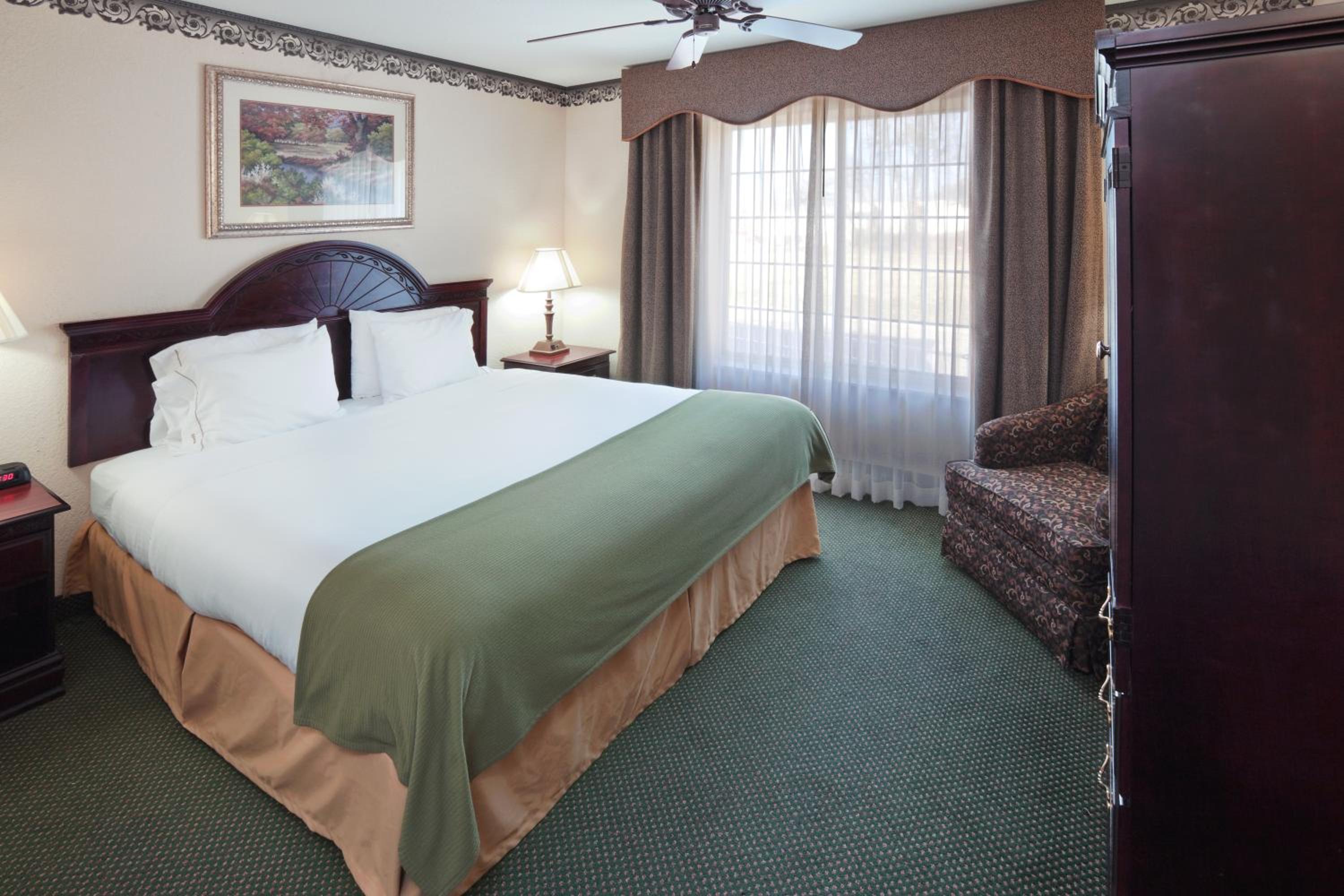 جناح بسرير كوين بغرفة نوم واحدة
