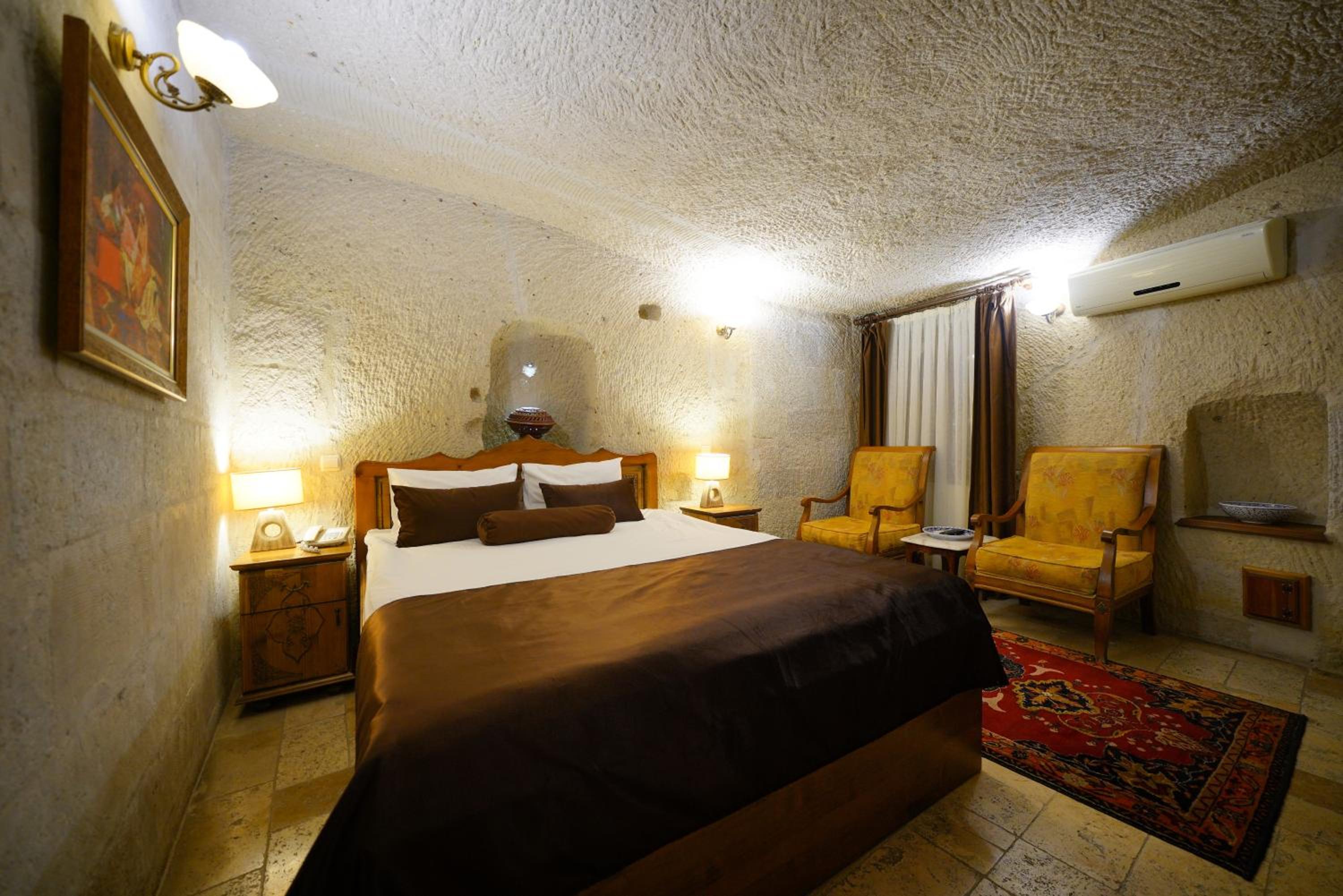 Cave, Superior, Harman Cave Hotel 4/8
