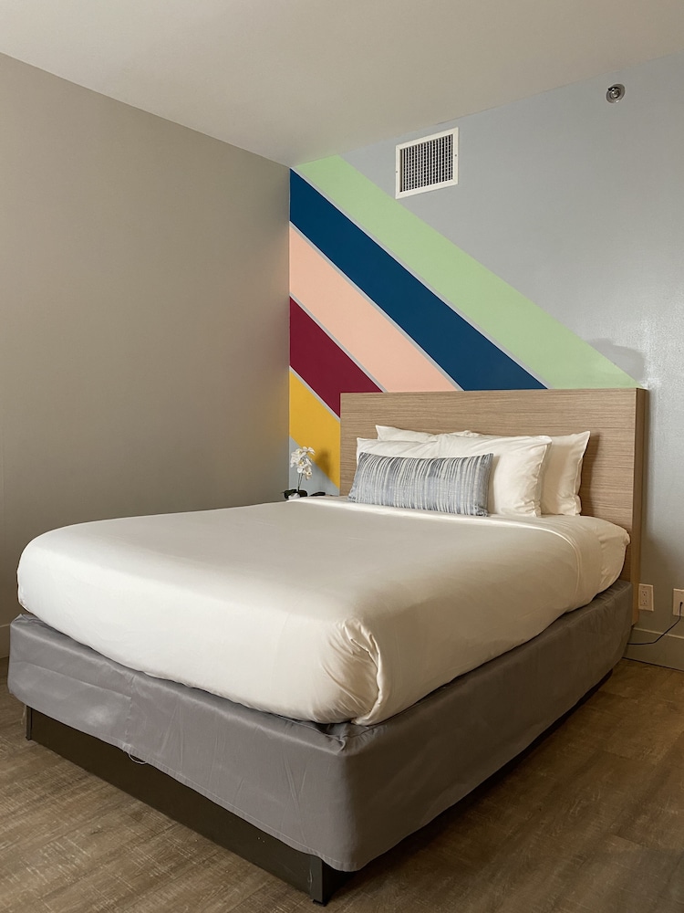 DELUXE, QUEEN BED