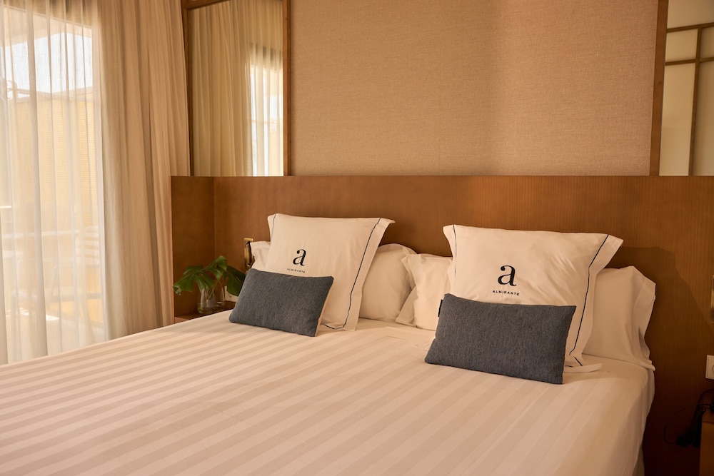 غرفة بريميوم بسرير كوين بإطلالة جزئية على البحر، Almirante Hotel 6/10