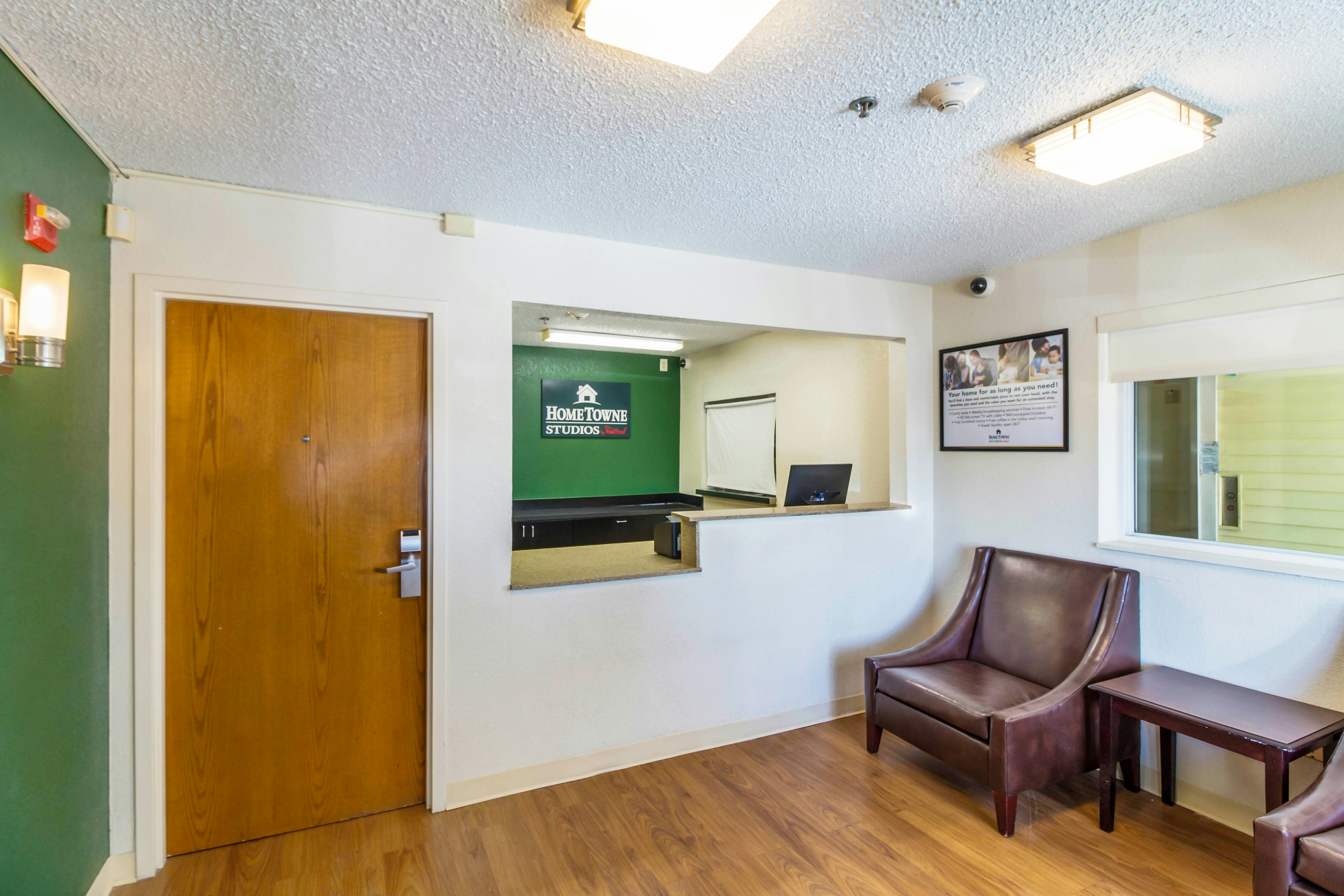 HomeTowne Studios by Red Roof Houston - West Oaks/ Energy Corridor 26/36