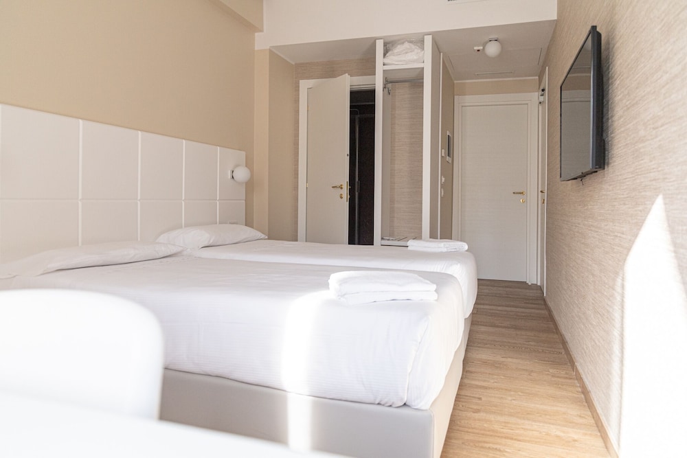 DELUXE, TWIN BEDS