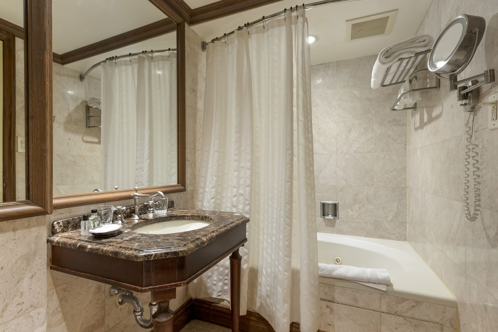 The Blakely by LuxUrban 40/45