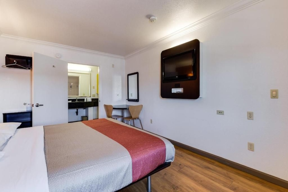 Motel6 San Jose, CA - Convention Center 23/60