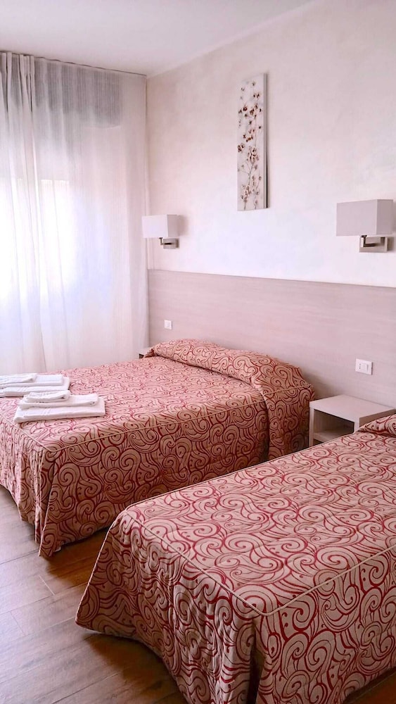 ROOM, QUADRUPLE