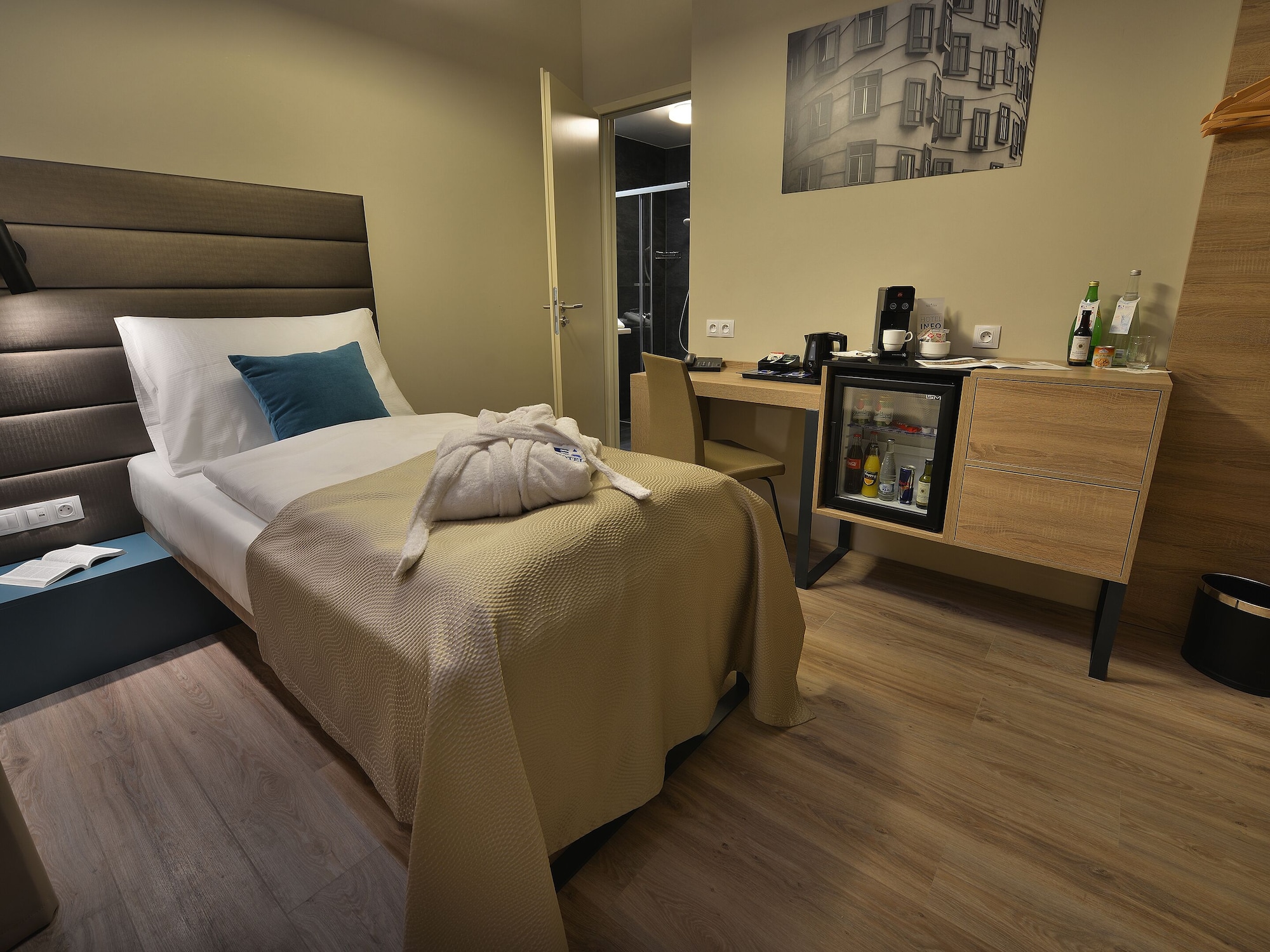 ROOM, SINGLE, BALCONY