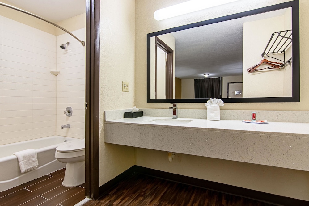 Econo Lodge Inn And Suites Matthews Charlotte 16/28