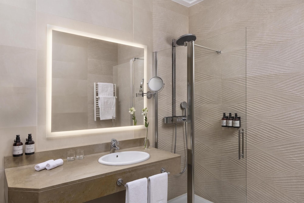 غرفة بريميوم بسرير كينج بإطلالة، Nh Collection Granada Victoria 8/10