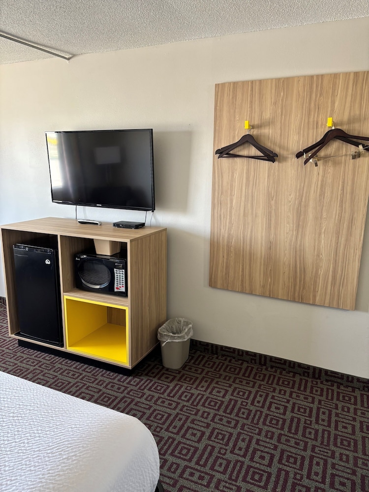 Days Inn by Wyndham West Branch Iowa City Area 35/42