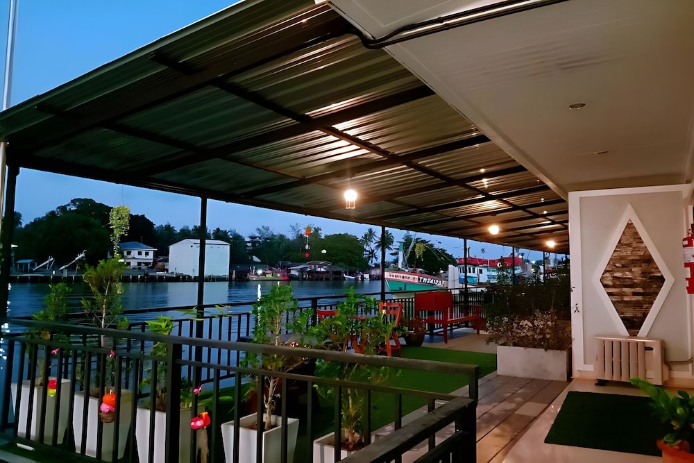Chaiyai Riverfront Hotel 2/50
