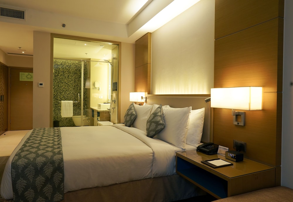 Gokulam Grand Hotel Thiruvananthapuram 12/18