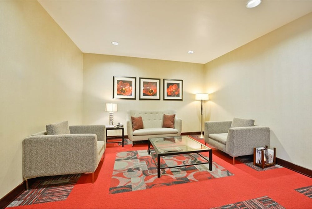Holiday Inn Express Hotel Amp Suites Utica 41/58