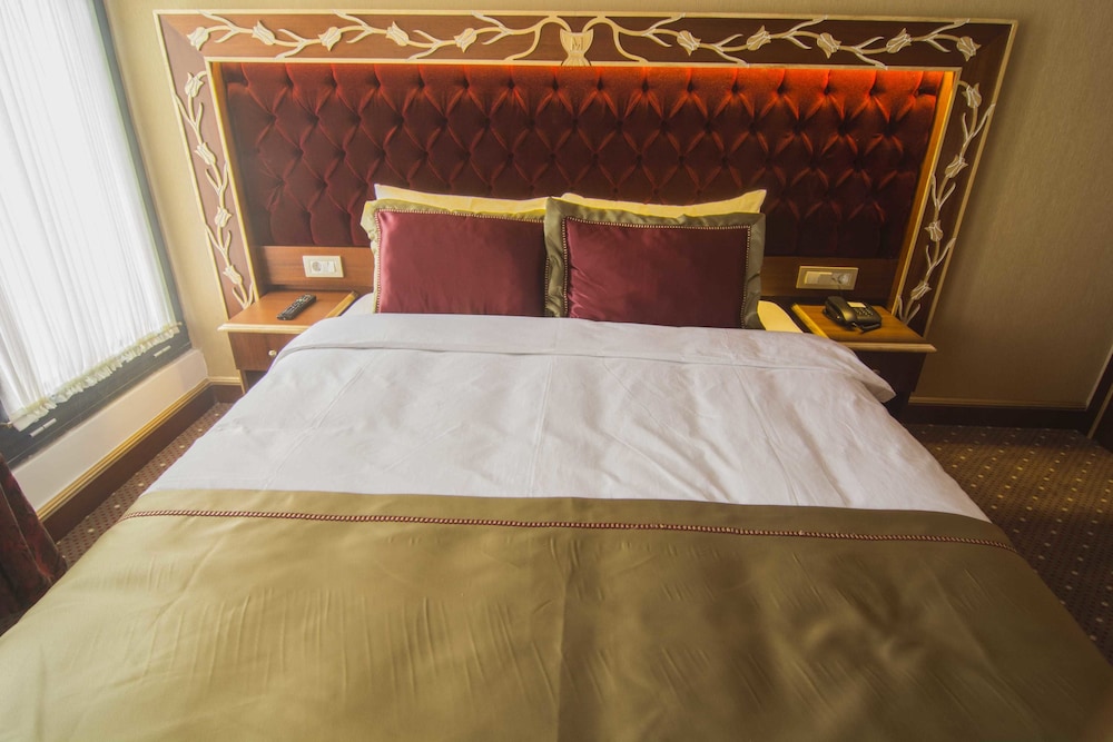 MB DELUXE HOTEL 32/59