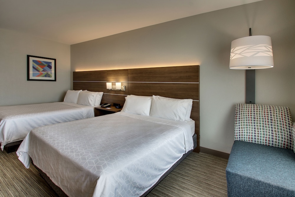 Holiday Inn Express & Suites Chicago North-Waukegan-Gurnee 27/50