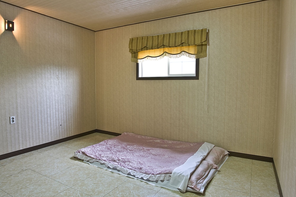 Oak, Friends and Futon Bed, 3 Futon Beds
