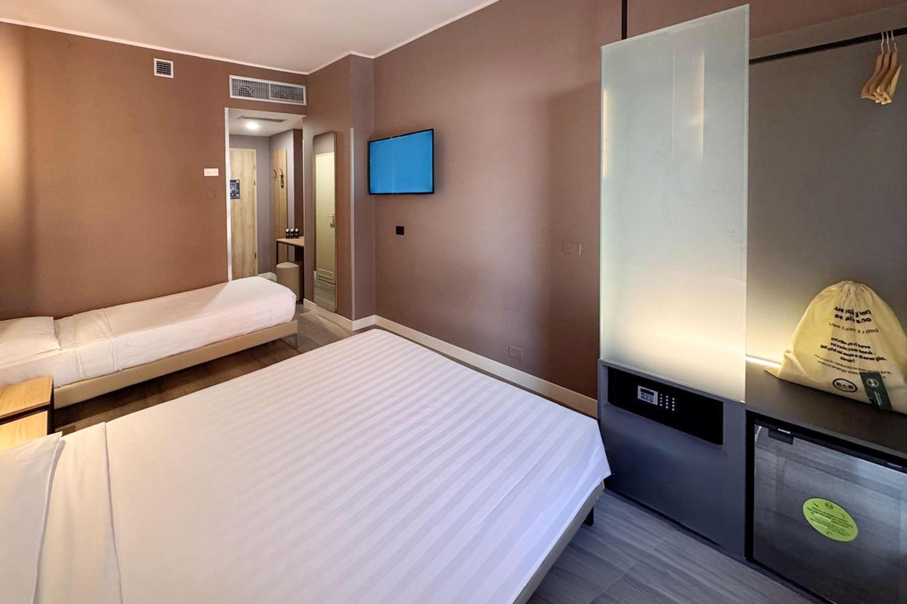 غرفة ثلاثية بسرير كوين وسرير فردي، B&B Hotel Milano Portello 4/9