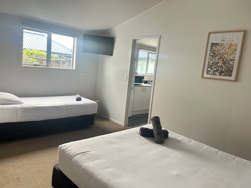1 Bedroom, Apartment, 1 Single and 2 Queen Beds، Hastings Top 10 Holiday Park 2/3
