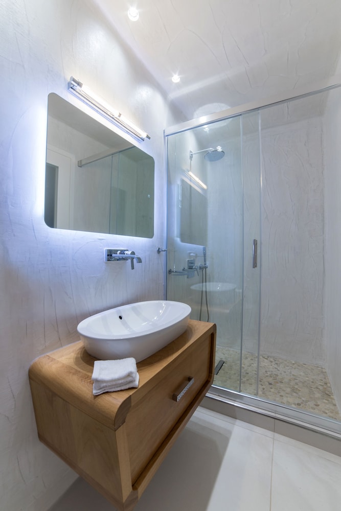 جناح شهر العسل بسرير كينج بإطلالة على البحر بمسبح خاص، Day Dream Luxury Suites 5/5