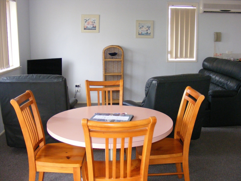 BEACHSIDE MOTOR INN 23/27
