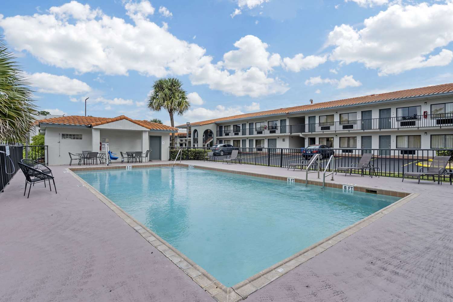 Quality Inn & Suites Orlando East - UCF Arena 42/43