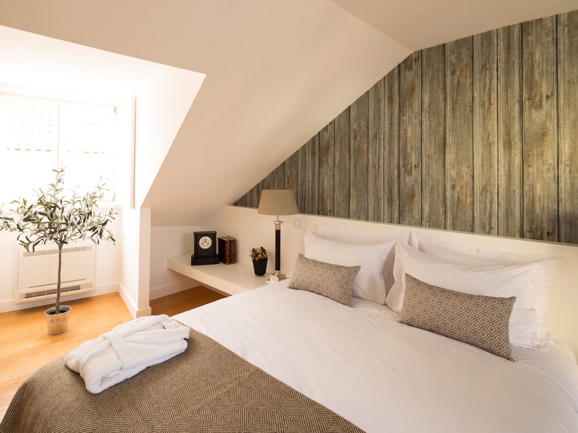 ROOM, DOUBLE OR TWIN BED