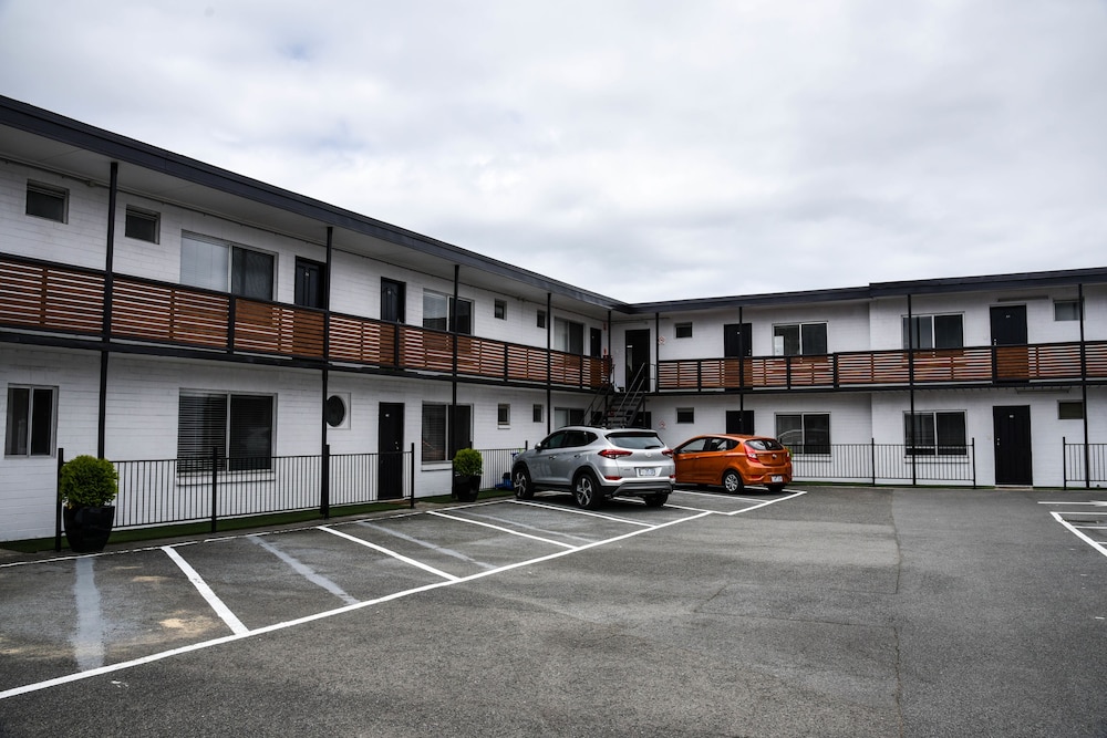 HOBART TOWER MOTEL 35/43