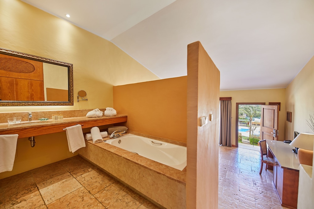 Garden Suite, 1 King and 1 Single Beds