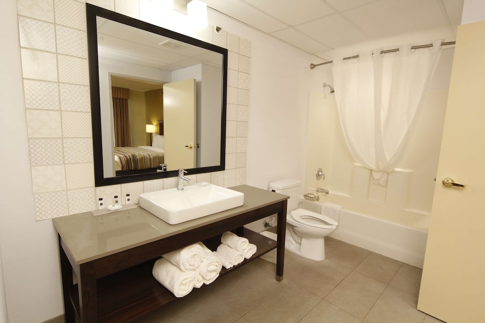 Country Inn & Suites by Radisson, Crystal Lake, IL 12/42