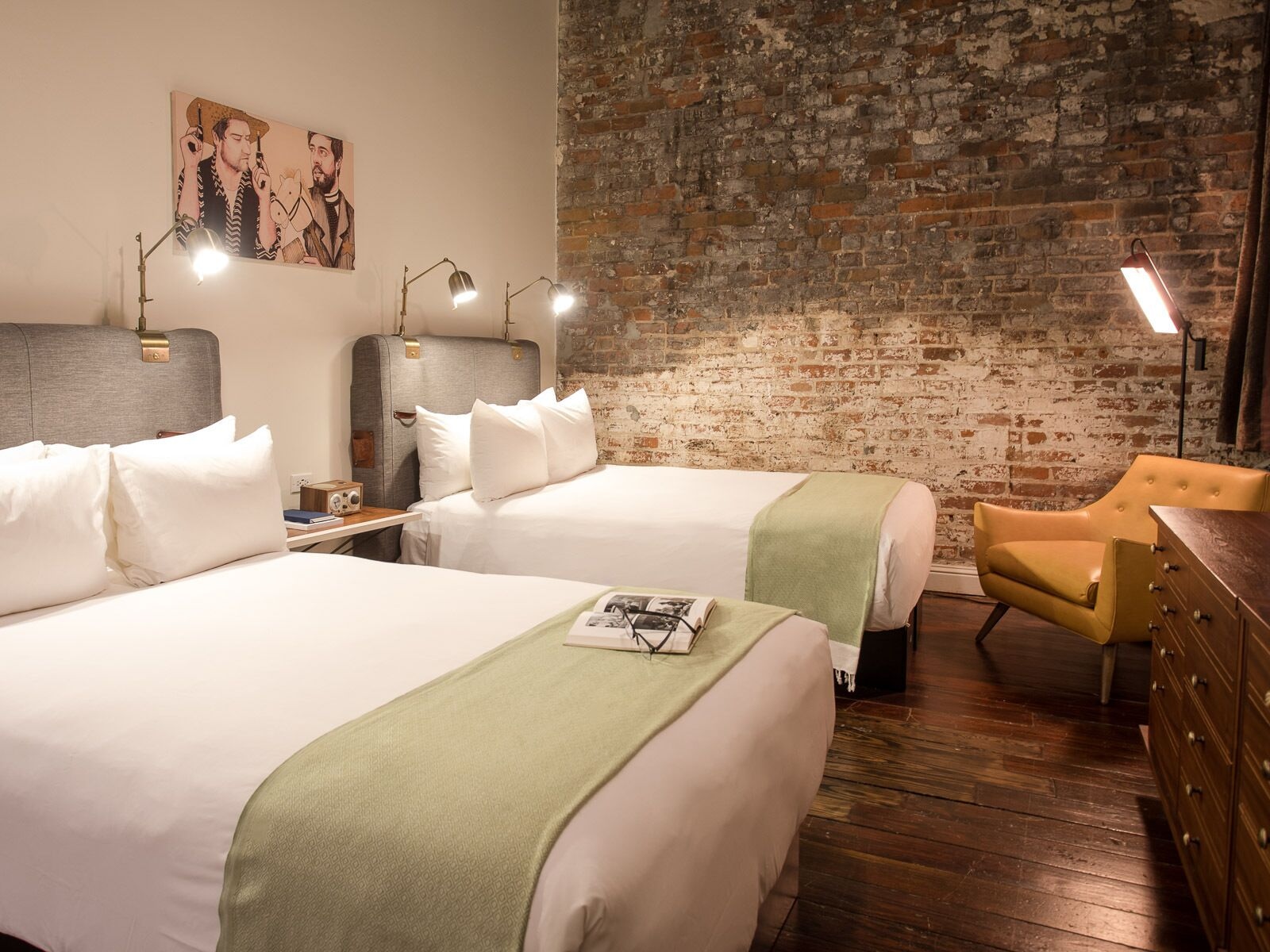 INTERIOR, STANDARD, 2 DOUBLE BEDS