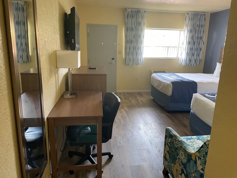 Days Inn by Wyndham Gainesville University 13/17