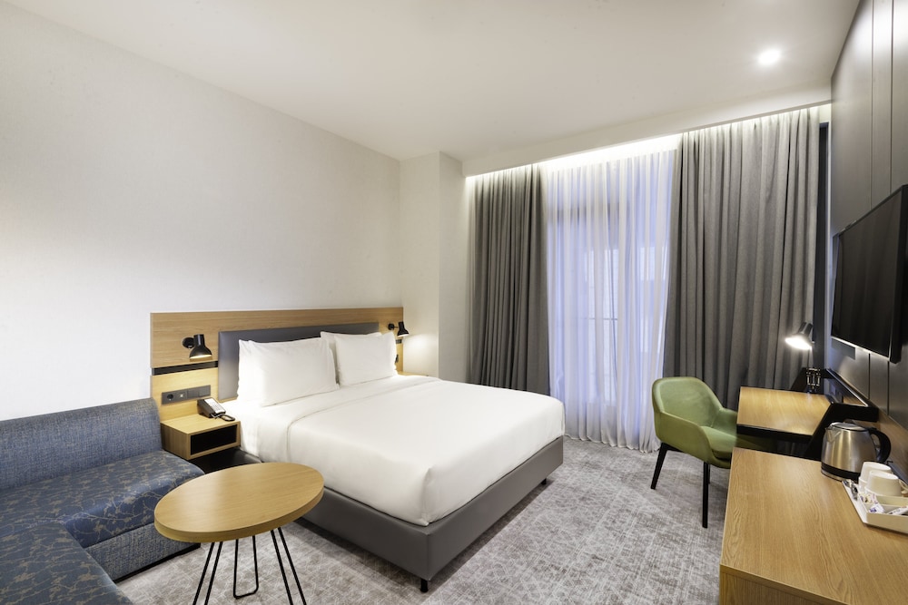 Holiday Inn Yerevan Republic Square 13/50