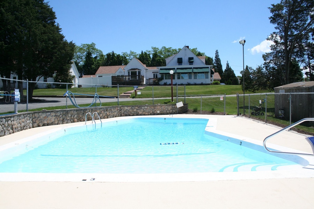 Blue Spruce Motel & Townhouses 18/43
