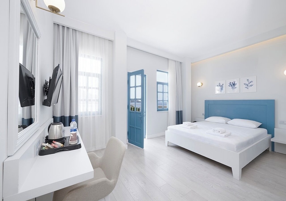 STANDARD, DOUBLE BED, PARTIAL SEA VIEW