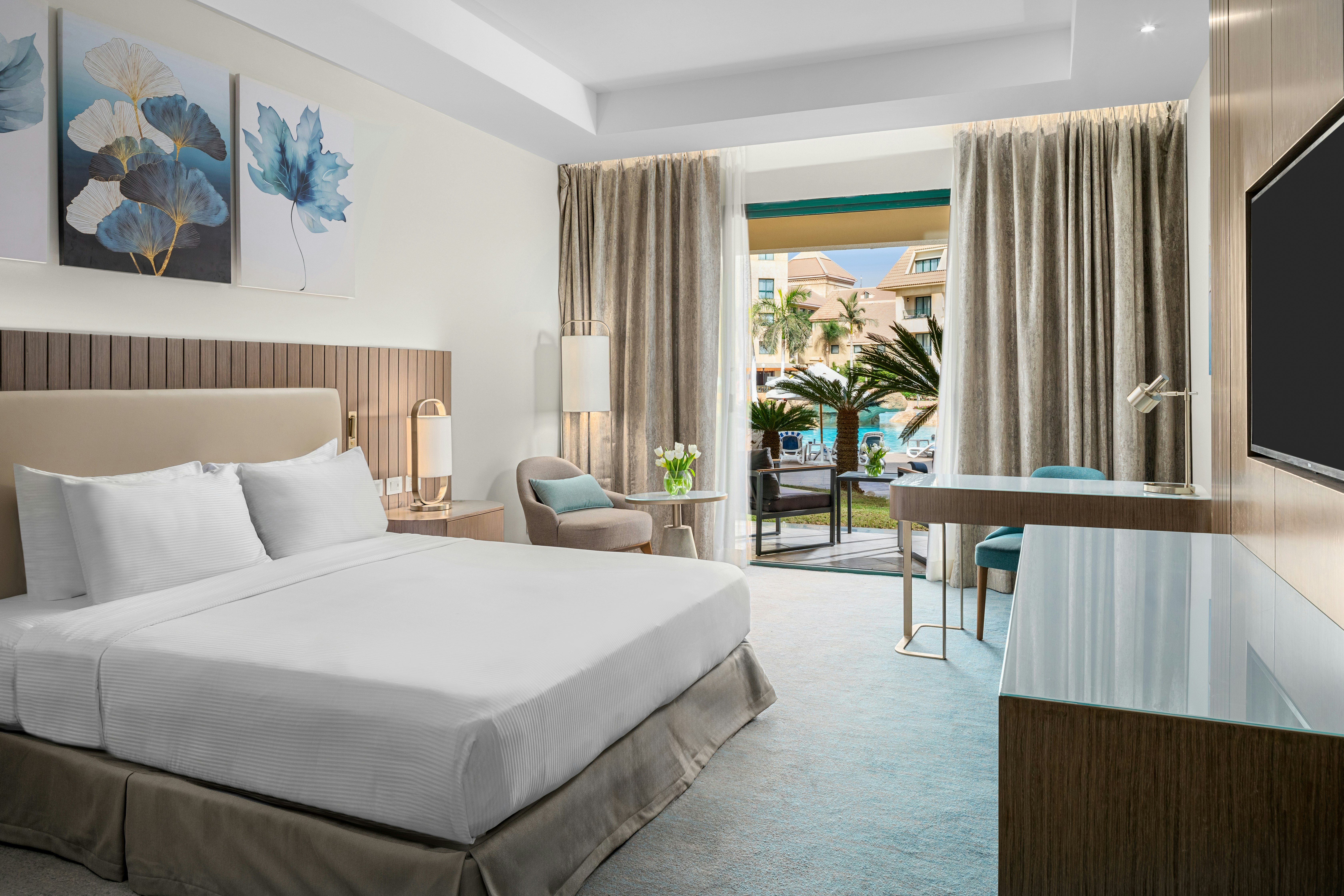Room, King Bed, Pool Floor