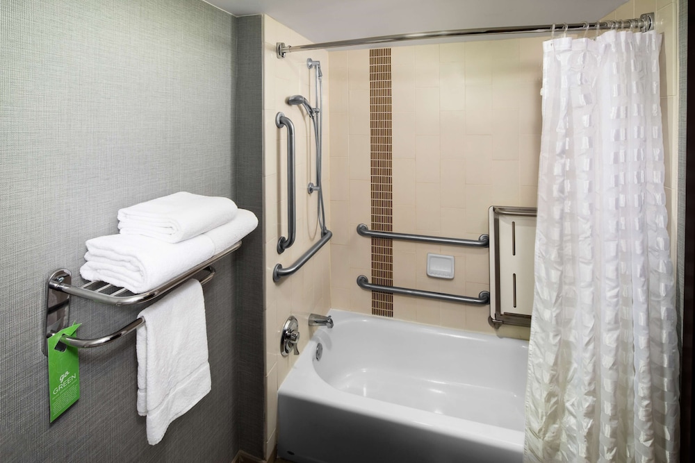 Hyatt Place Topeka 18/60