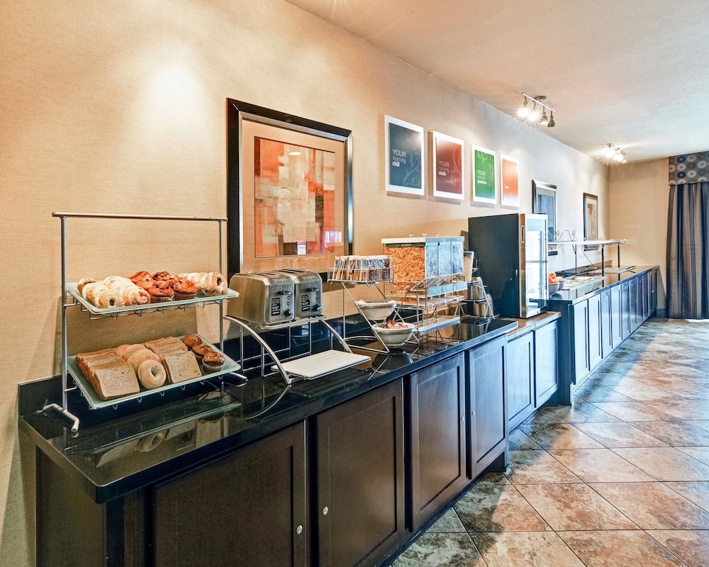 Comfort Suites Arlington - Entertainment District, TX 24/33