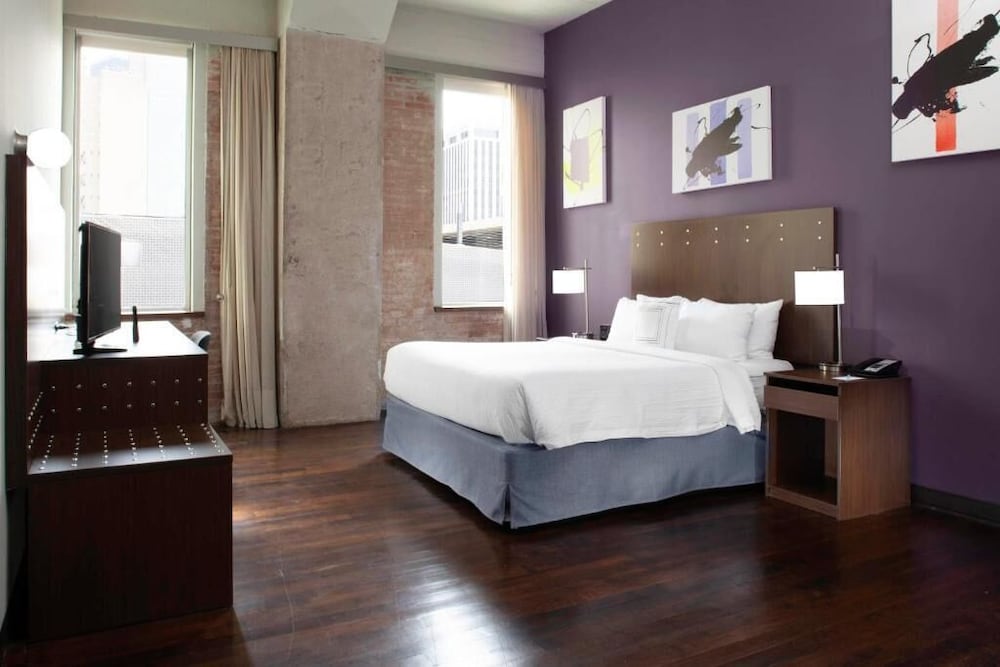EXECUTIVE, SUITE, KING BED