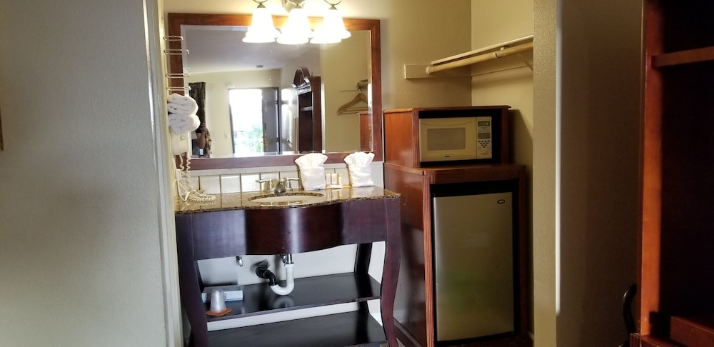 Fullerton Inn 50/53
