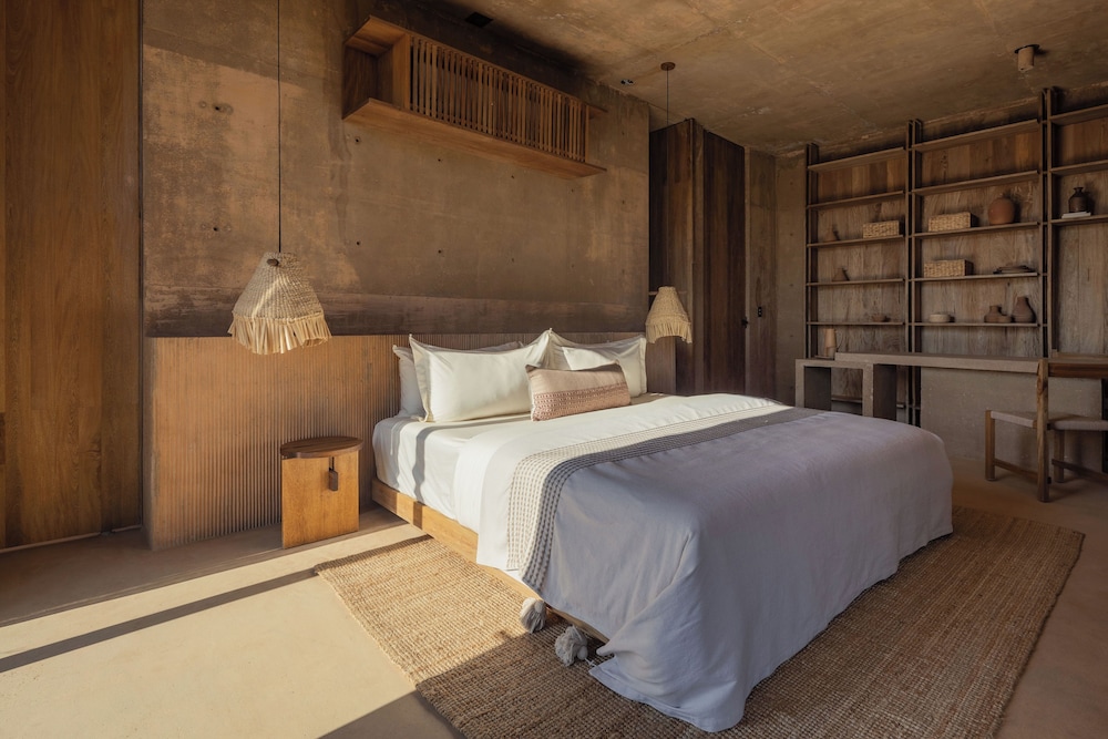 4 Bedrooms, Home, 3 King Beds, 2 Queen Beds