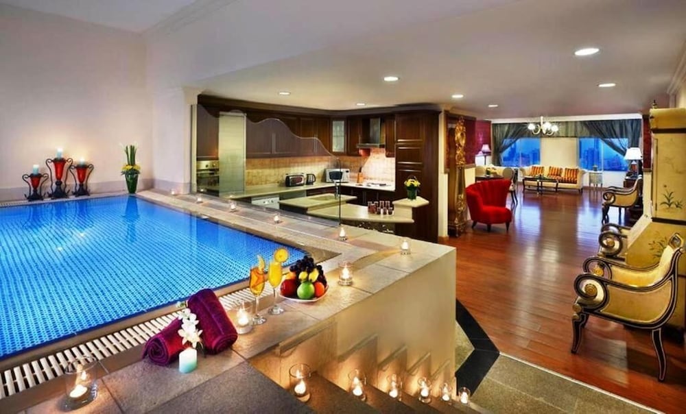 Al Safir Tower 44/72