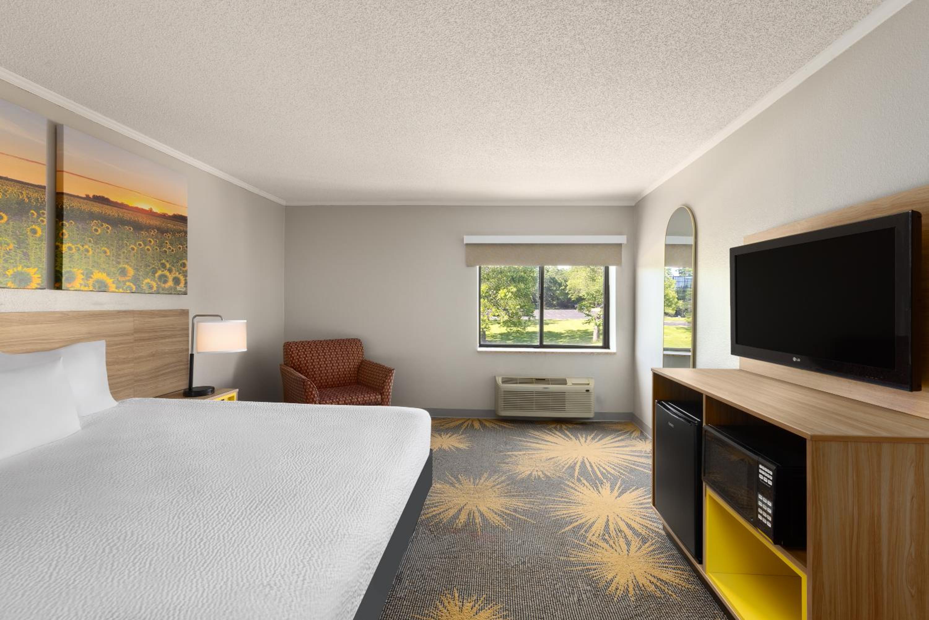 Deluxe, Suite, King Bed, Days Inn & Suites By Wyndham Kansas City South 2/6