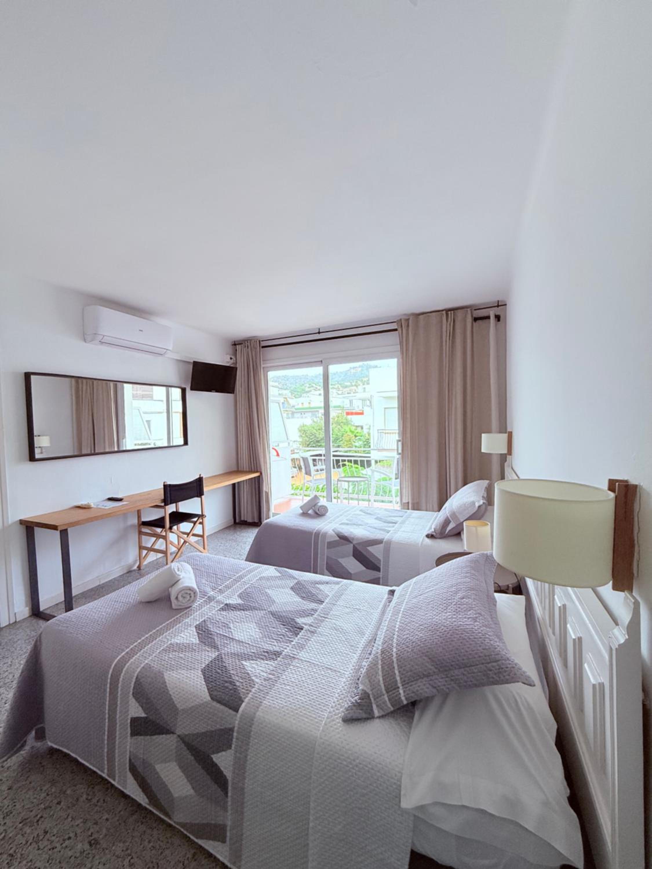 L'illa Hotel 9/25