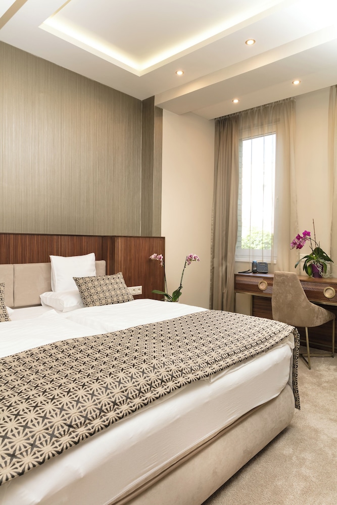 Deluxe, Suite, Queen Bed, Sofa