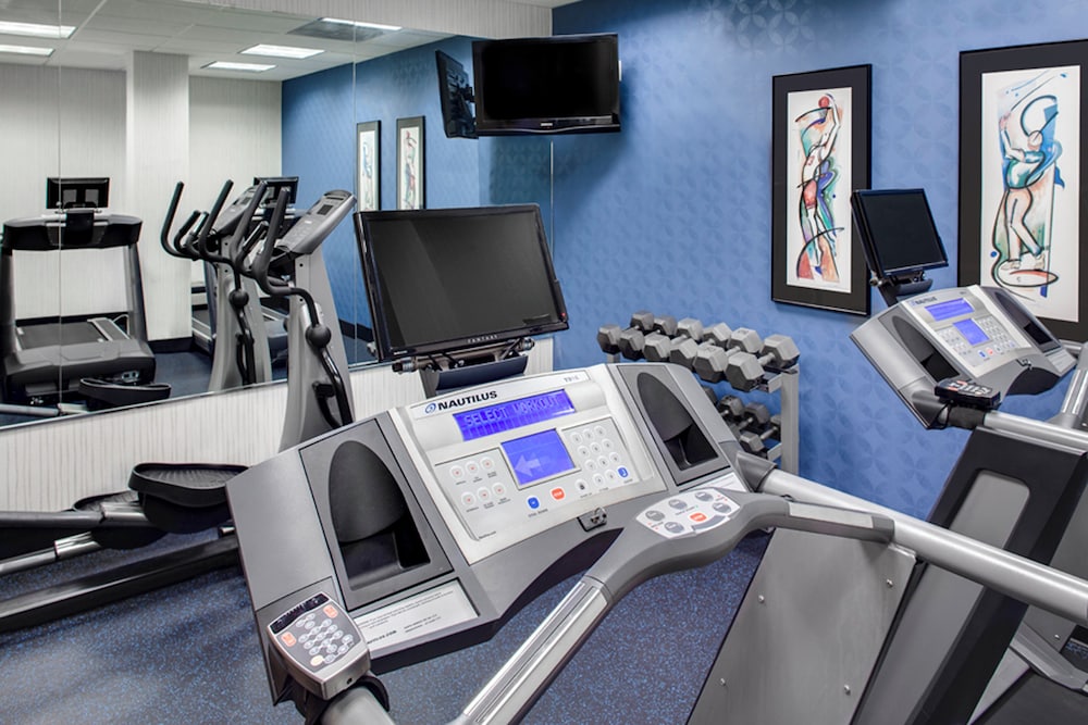 Holiday Inn Express Suites Coralville 34/67