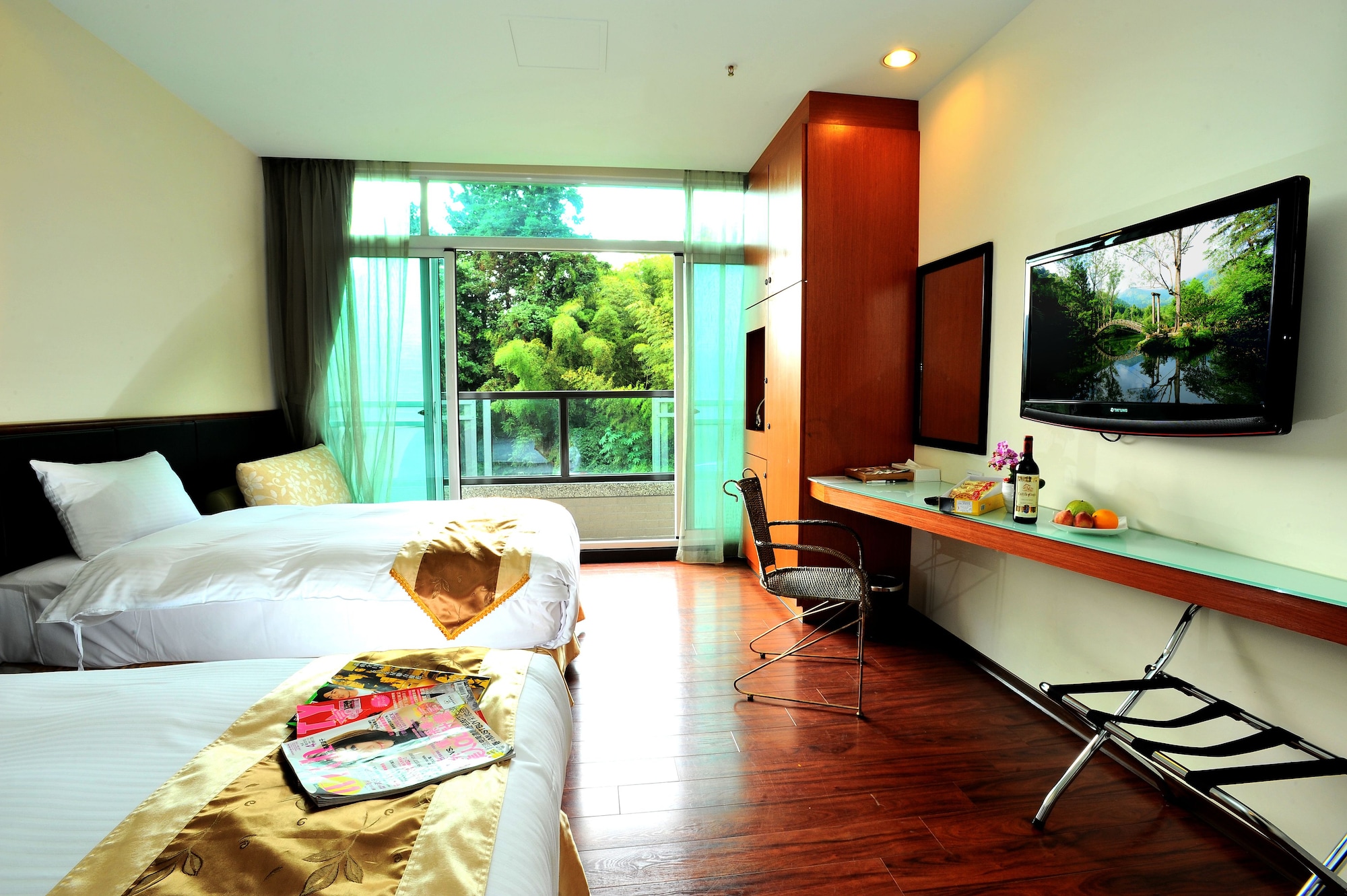 ROOM, TWIN BEDS