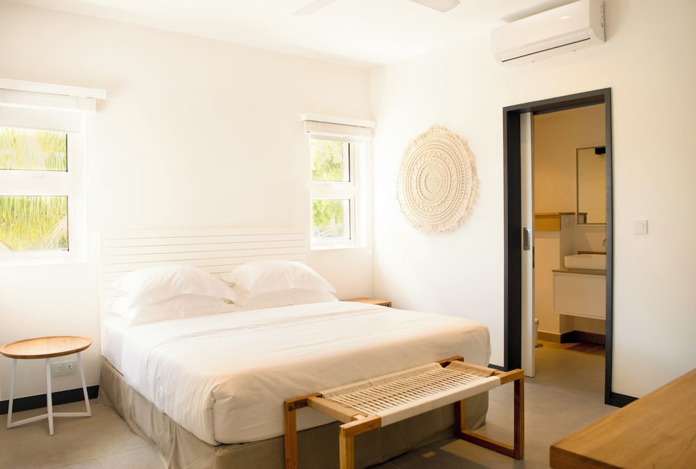 3 BEDROOMS, APARTMENT, BEACH FRONT
