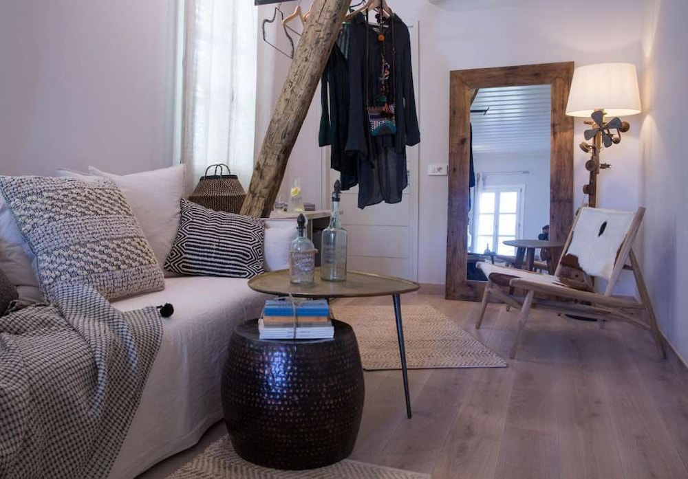 Amymone Suites 31/50