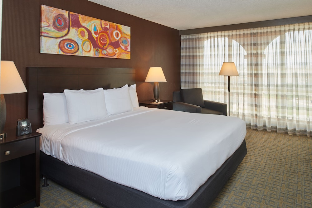 ROOM, QUEEN BED